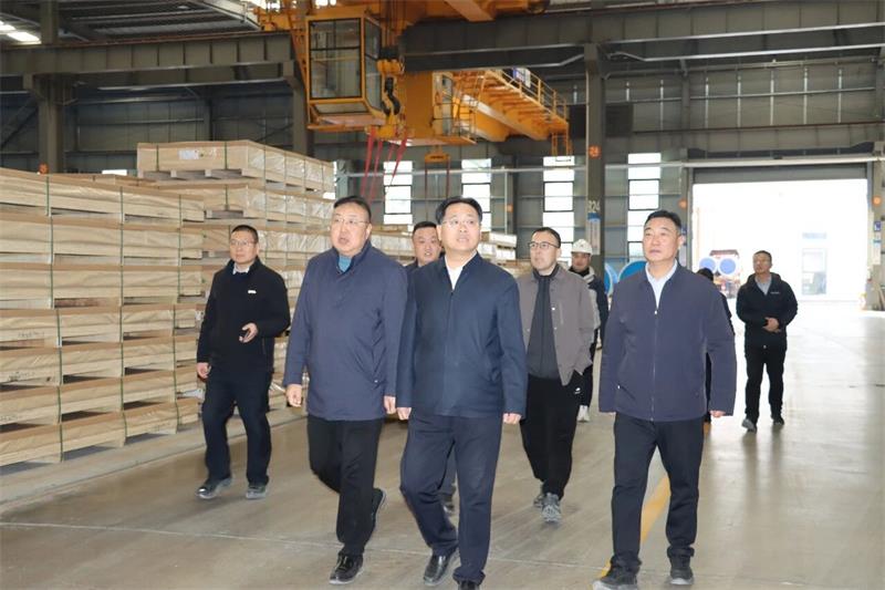 巩义市委书记、市长郭程明莅临明泰铝业慰问一线员工